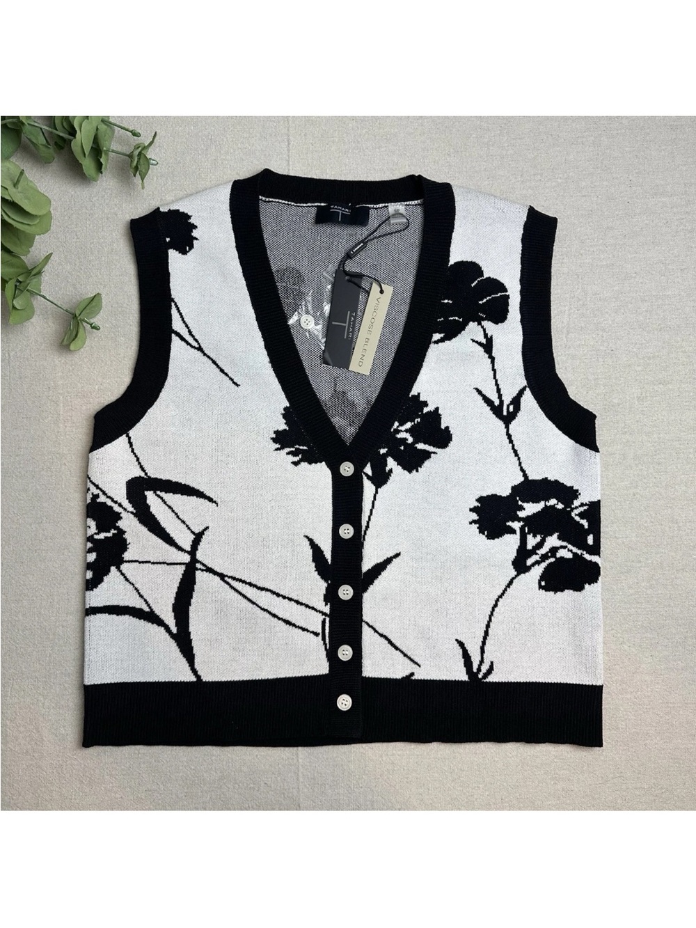 Tahari Cropped Sweater Vest Black White V-Neck Viscose Blend NWT